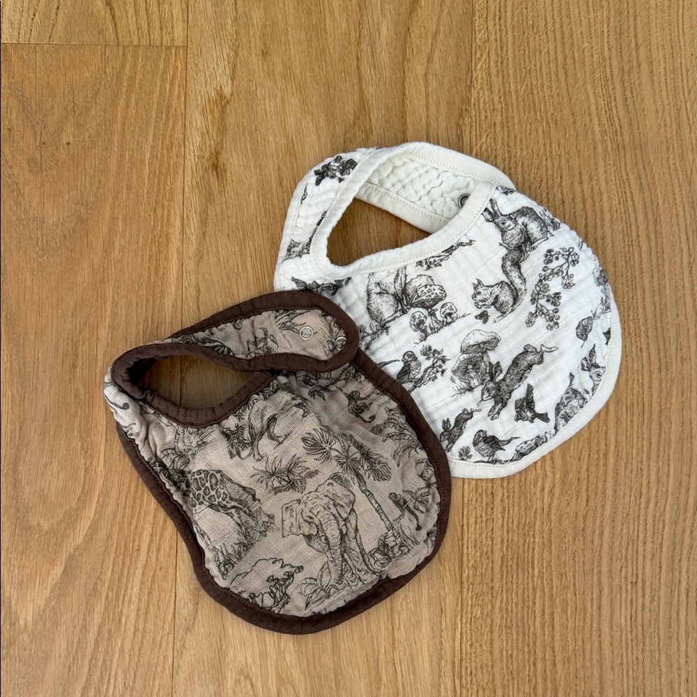 Oilo Animal Print Muslin Bib Set - Like New!